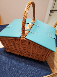 Teal Picnic Basket w/ 2 sets of Cutlery, Plates & Cups