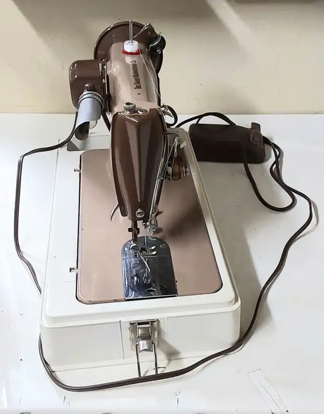 Machine à coudre Singer propre fabriquée au Québec in Other in Sherbrooke - Image 7