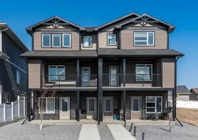 Spacious 3-Bed, 2.5 Bath – River Views + Garage!