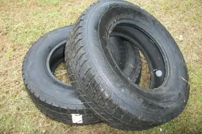 2 x Kumho Powergrip KC11,245/75r16 $ 150.00 por les 2, 450-746-2050,514-983-3804