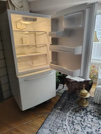 Fridge almost new bottom freezer family size white General Elect, View more