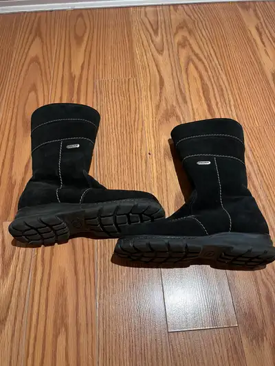 Barely worn Pajar winter boots. If ad is up, the boots are available.
