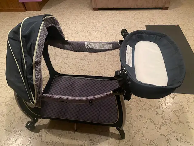 Bassinet / Portable Crib / Playpen / Berceau in Cribs in City of Montréal - Image 2