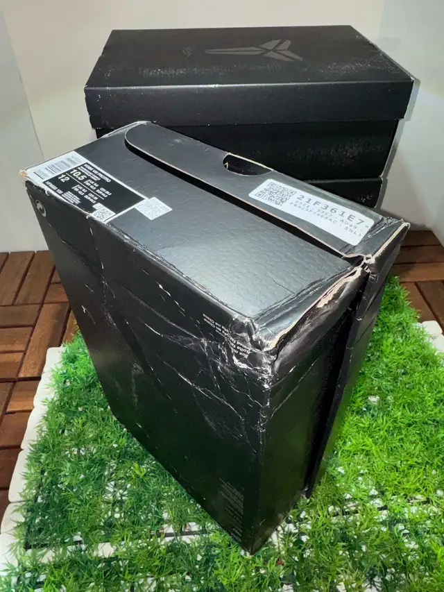 Size 10.5 - Nike Kobe 8 VIII Protro Lakers Home in Men's Shoes in Mississauga / Peel Region - Image 4