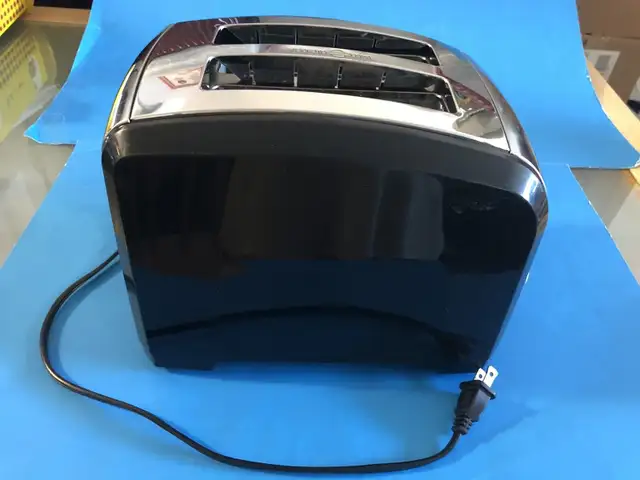 Black & Decker 2 slice Toaster T2030 850W in Great condition $25 in Toasters & Toaster Ovens in Markham / York Region - Image 2