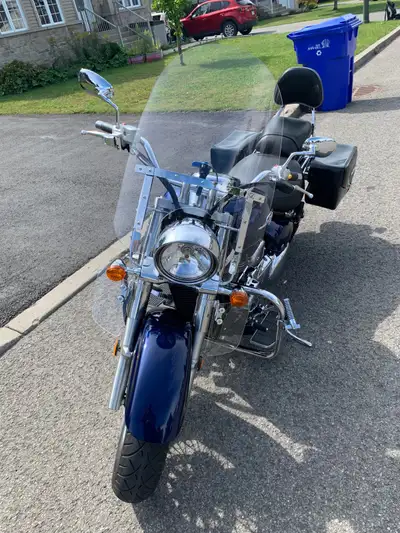 Suzuki boulevard c50 805 cc 2010. Moto comme neuve , couleur rare. Dossier conducteur , système Blue...