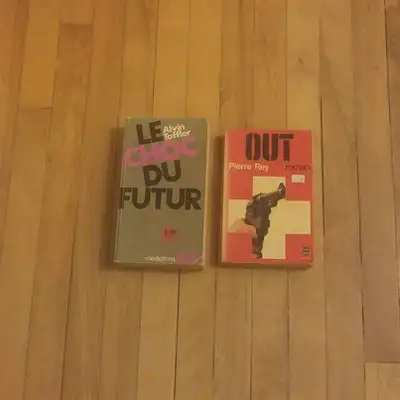 2 livres. $1. chacun. LE CHOC DU FUTUR - OUT., View more