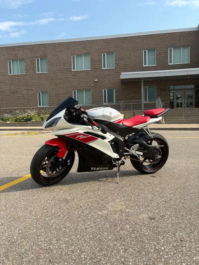 2008 Yamaha R6 in Sport Bikes in Oakville / Halton Region - Image 4