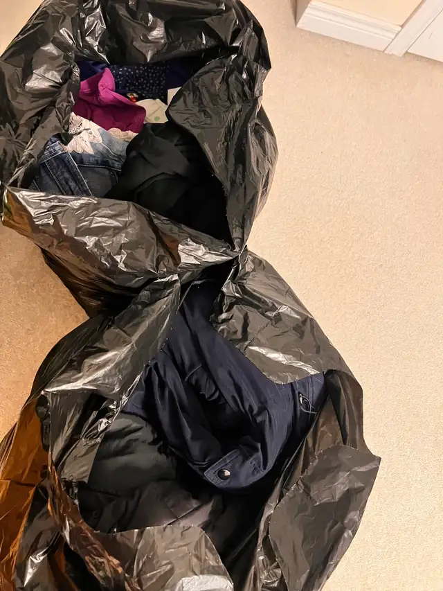 Big bags of women clothes size s to m in Multi-item in Mississauga / Peel Region - Image 2