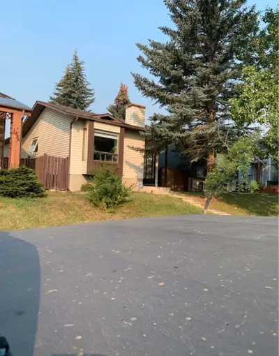 3 bedroom house in south west Calgary