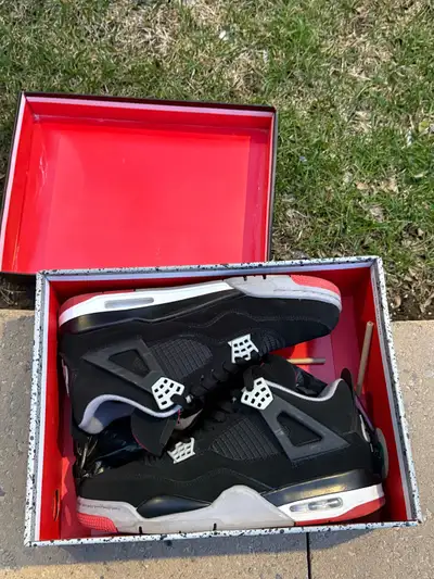 Worn a handful of times Men’s size 10 Comes w the box
