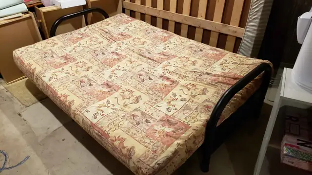 Black metal framed Futon64324637943555122