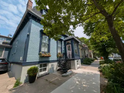 Bright 1 Bedroom+den in HFX Downtown Heritage Home: August 1