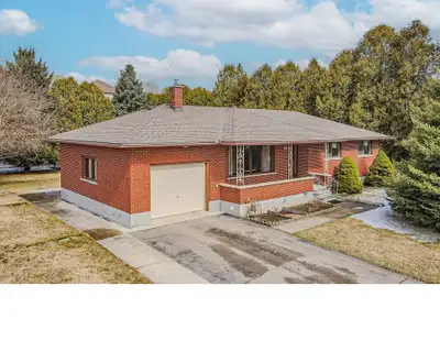 Very spacious bungalow available minutes from Highway 401, bus stops, Toyota, Conestoga College, sto...