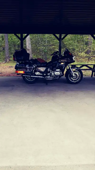 Goldwing 1200 .excellent highway bike This is the Aspencade model Adjustable air ride Cb Stereo The...