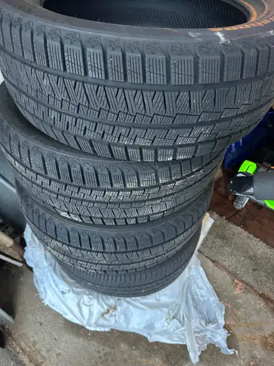 Selling a used set of 4 kapsen snowshoes aw33 225/50r18 in great condition. These have lots of tread...