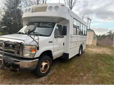 This 2010 Ford minibus is in excellent working condition and ready to be driven away. It has no mech...