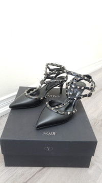 100% Authentic Valentino Noir Black Rockstud kitten heels Sz 38