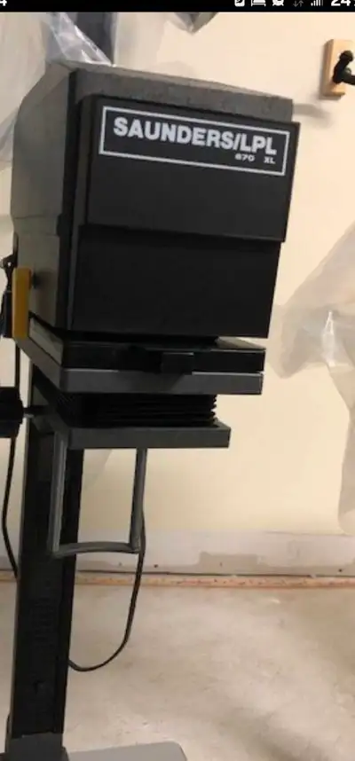 Je vends un agrandisseur photo Saunders LPL 670 à tête dichroïque, idéal pour les passionnés de cham...