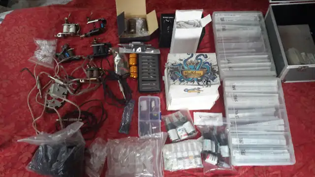 5 tattoo guns with lots of supplies in Hobbies & Crafts in Bathurst - Image 3
