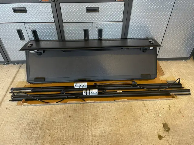 Like New 2024 to 2026 Toyota Tacoma Tonneau Cover 6’ in Other Parts & Accessories in Sudbury - Image 2