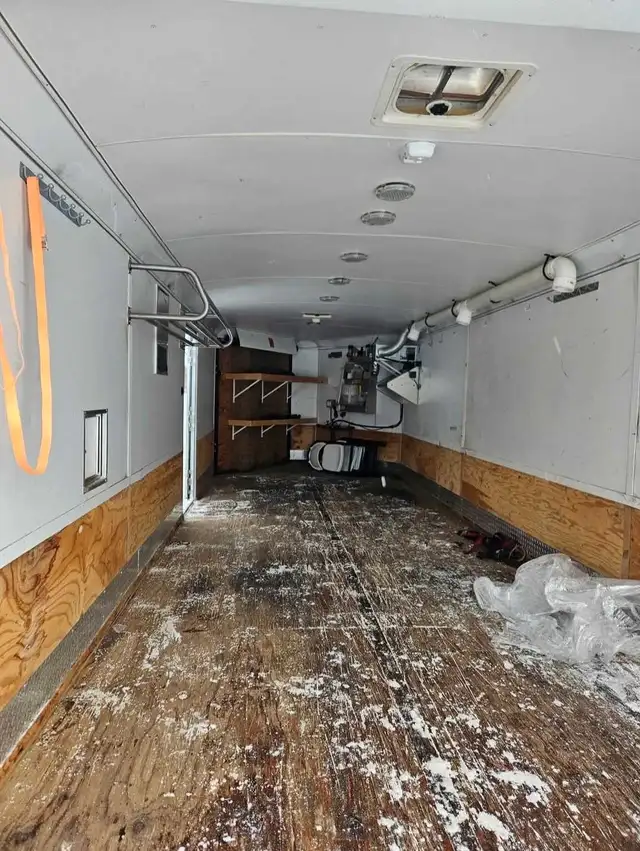 2010 27' Snowsport enclosed trailer in Cargo & Utility Trailers in Moncton - Image 4