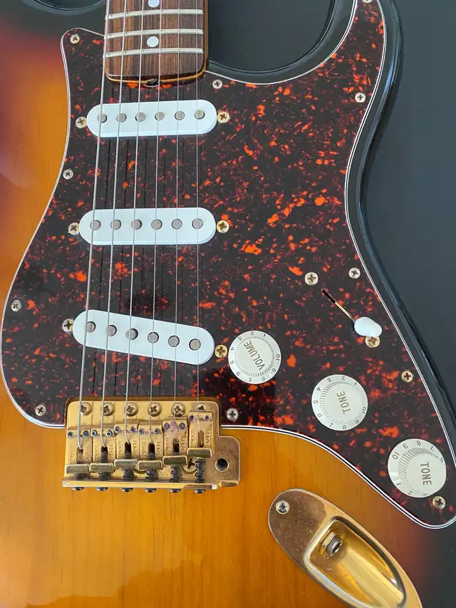 1997 Fender Stratocaster - Collector Edition in Guitars in Calgary - Image 6