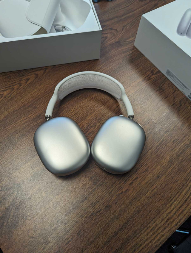 Air pod max ( silver / white headband) in Headphones in Mississauga / Peel Region - Image 4