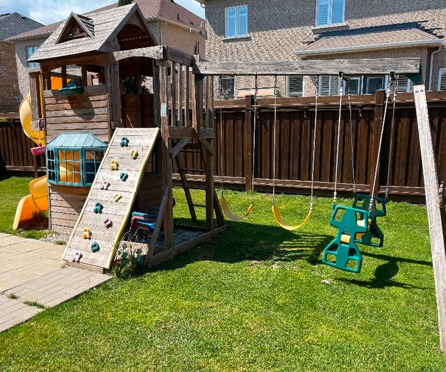 Backyard wooden play set in Patio & Garden Furniture in Oakville / Halton Region - Image 2