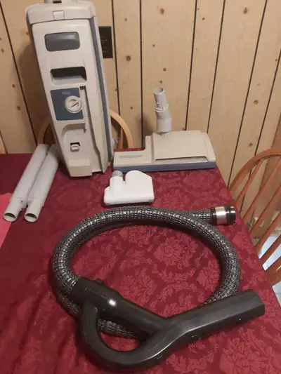 ELECTROLUX VACUUM CLEANER 6500sr MODEL WITH 2 YEAR WARRANTY I have a Electrolux Vacuum Cleaner 6500s...