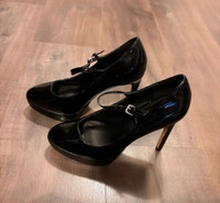 New ladies heels size 6