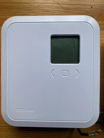 Je vends 4 thermostats électroniques non-programmables de marque Stelpro, modèle ST252NPFF Rev 10. I...