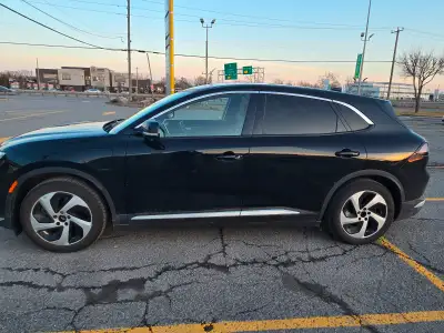 VinFast VF8 Eco AWD 2024 en excellent état, presque neuf. 19 000 km au compteur. Mag et pneus d'été...
