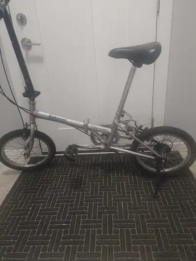 Hop on this used Nahanni folding bike and make your commute something fun and fresh! This bike is yo...