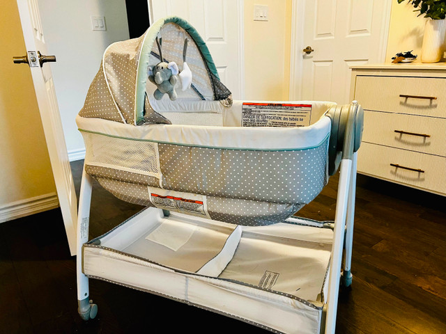 Selling gently used bassinet in Cribs in City of Toronto
