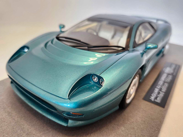 Jaguar XJ 220 Green Metallic 1:18 Resin Top Marques Collectibles in Arts & Collectibles in Kawartha Lakes - Image 2