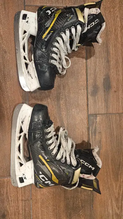 Patin de hockey grandeur 4.5 ASVPRO CCM avec 2 paires de lame ca, View more