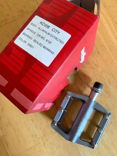 Like new high quality pedals, flat and clipless/combine, View more