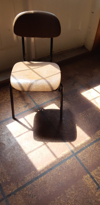 chaise en plastique de cabane a sucre (a peu près 75 chaise)
