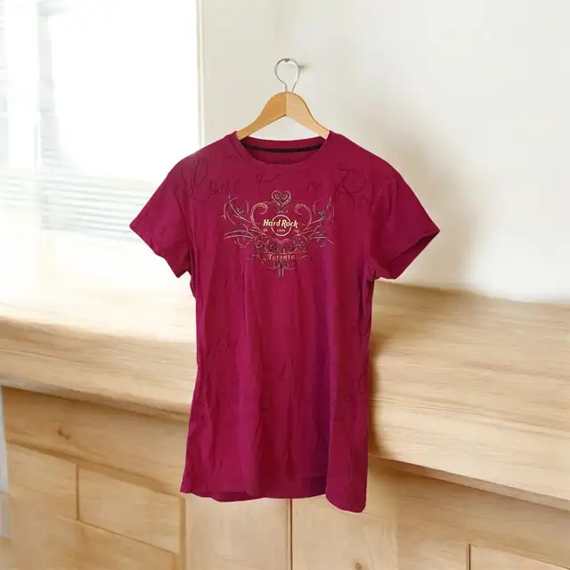 Hard Rock Cafe Toronto Fuchsia Graphic Short Sleeve T-Shirt XL in Women's - Tops & Outerwear in Winnipeg - Image 2
