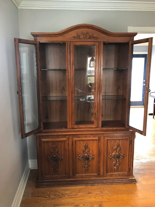 Oak China Cabinet in Hutches & Display Cabinets in City of Toronto - Image 3