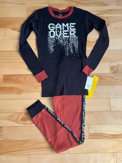 Pyjama garçon grandeur 14 jamais porté flambant neuf