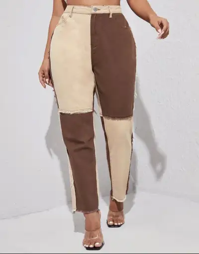 These pre-owned two-tone patchwork jeans are a stylish statement piece for your wardrobe, featuring...