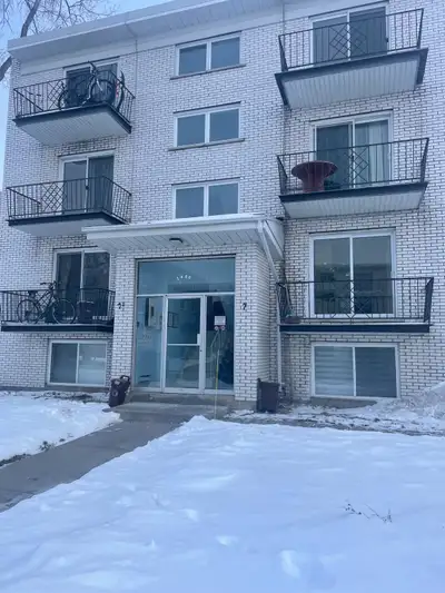 4,5 avec entree laveuse et secheuse 3e etage a deux pas de l Hopital Pierre Boucher