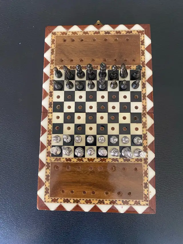 vintage inlaid travel wood folding chess with metal pieces. in Toys & Games in Markham / York Region - Image 3