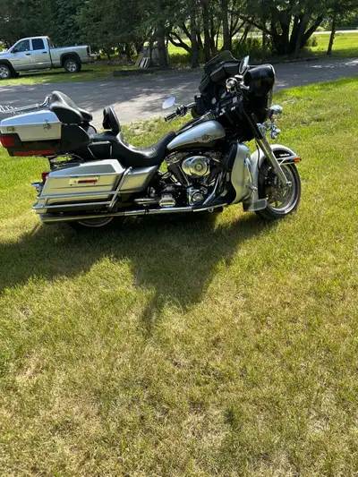 2003 Electra glide ultra classic, fuel injected 88 cubic inch, 76000k completely stock. Great shape....