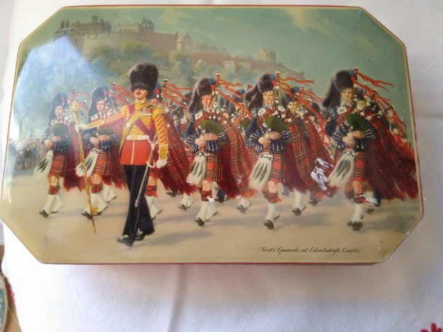 Vintage Tin, Gray and Dunn, 'Scots Guard at Edinburgh Castle ' in Arts & Collectibles in Oakville / Halton Region - Image 2