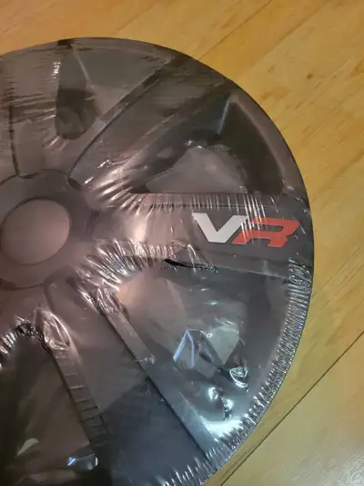 J'offre un ensemble flambant neuf de 4 enjoliveurs VR de 15 pouces, parfaits pour redonner un coup d...