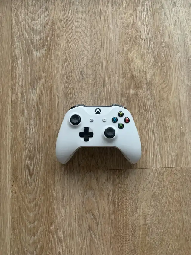 Xbox One S-2 manettes-2 jeux**Xbox One S-2 controllers-2 games in XBOX One in Laval / North Shore - Image 6