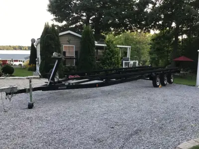 2015 HOOSIER, 28-30’ TRIPLE AXLE TRITOON/PONTOON TRAILER, FULLY ADJUSTABLE, BRAKES ON ALL WHEELS, TI...